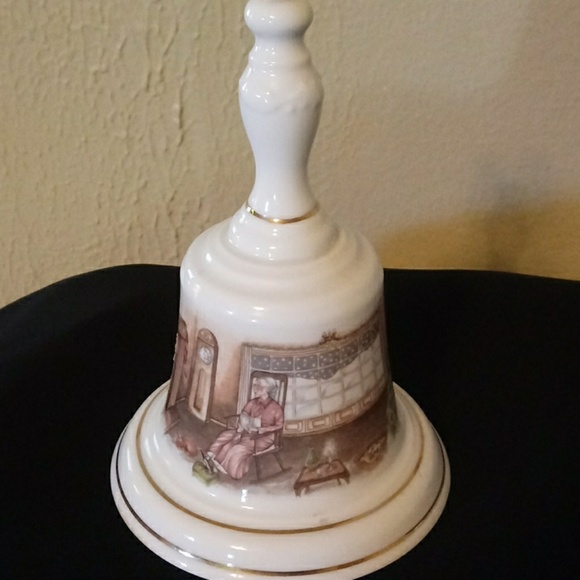 Arleen Jones PB&S Christmas bell - Picture 1 of 4
